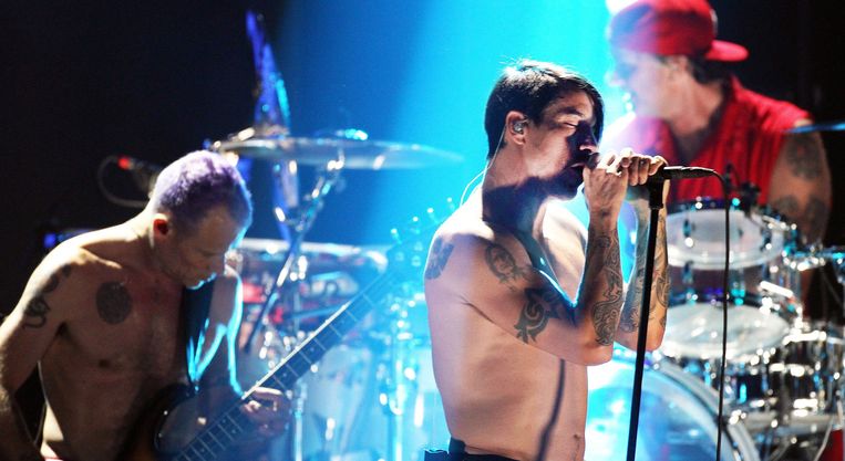 Red Hot Chili Peppers -zanger Anthony Kiedis samen met bassist Michael 'Flea' Balzary en drummer Chad Smith. Beeld epa