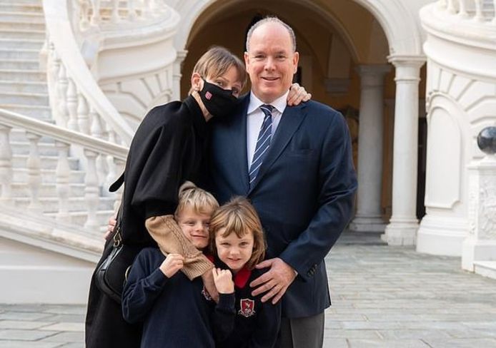 Prinses Charlene van Monaco met prins Albert en hun twee kinderen.