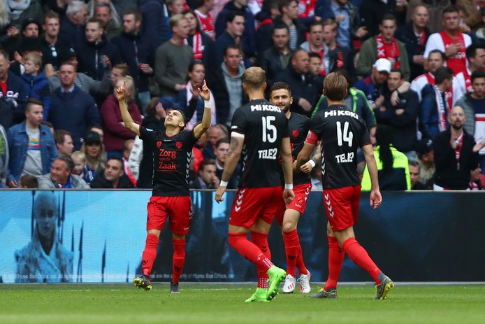 FC Utrecht viert de vroege 0-1 tegen Ajax in het duel dat uiteindelijk met 4-1 verloren ging.