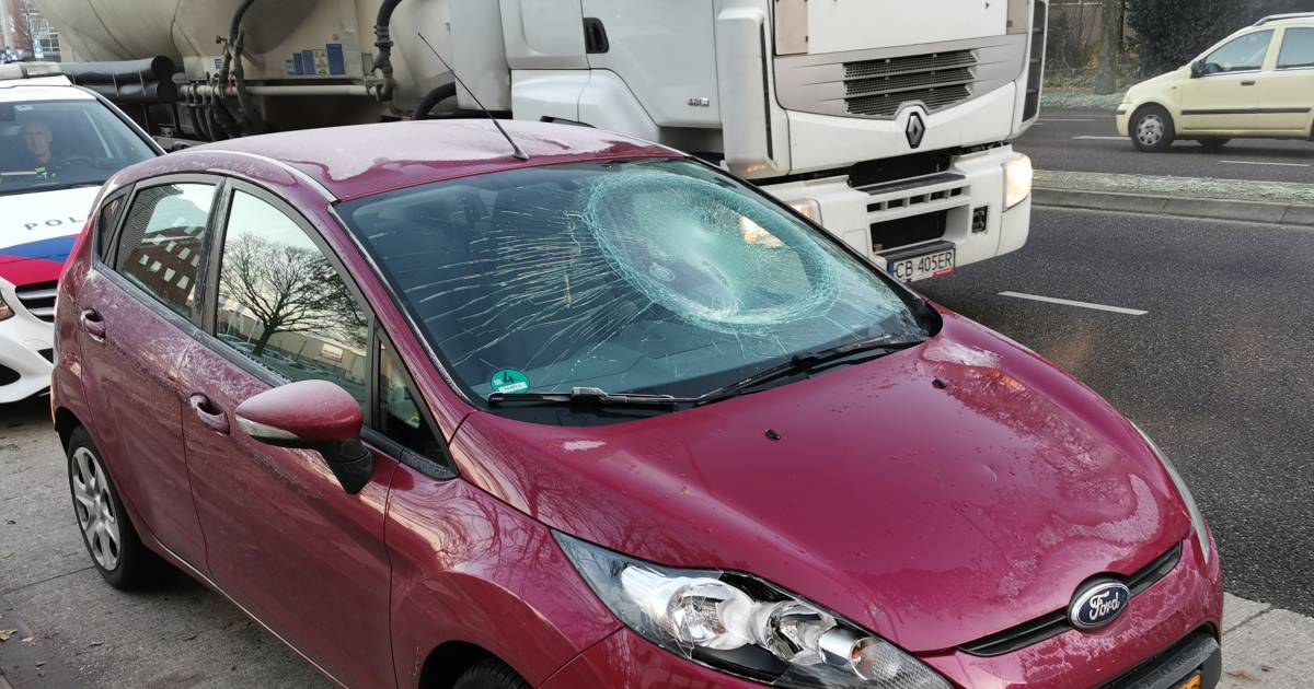 Fietser belandt op motorkap van auto bij aanrijding in Ede.