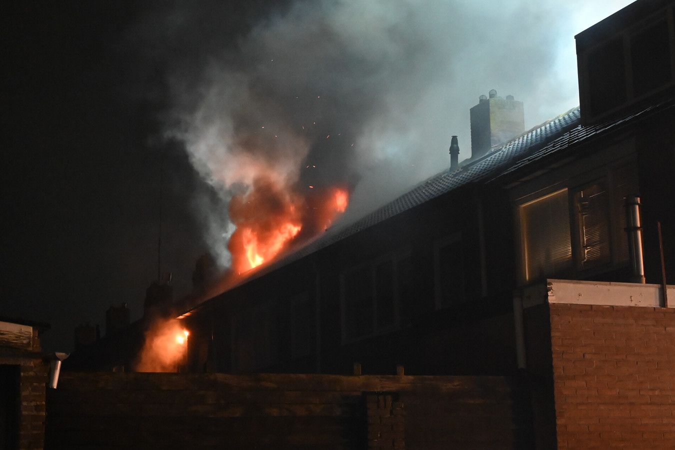 Vlammen metershoog uit dak in EttenLeur, woning brandt volledig uit