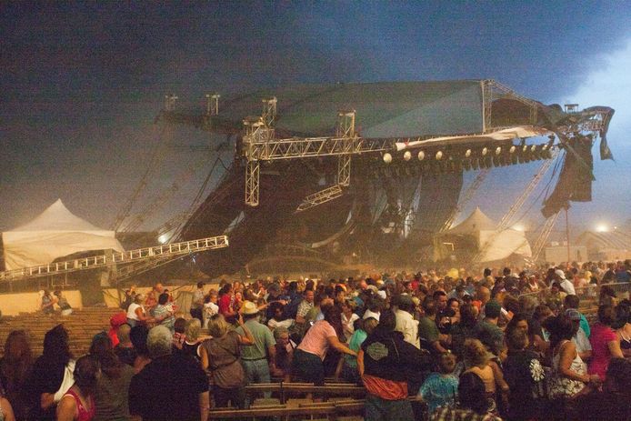 In de Amerikaanse stad Indianapolis, in de staat Indiana, stortte in 2011 een podium in, vlak voor het optreden van het Amerikaanse countryduo Sugarland.