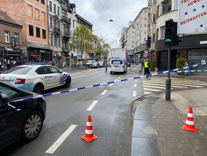 De Bisschopstraat en de Constitutiestraat waren een tijd afgesloten voor het verkeer. Op verschillende plaatsen waren bloedvlekken te zien van het slachtoffer.