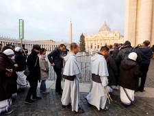 Les fidèles affluent au Vatican pour saluer le corps de Benoît XVI