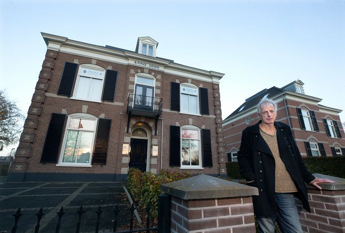 Karel Berkhuysen bij het pand aan de Plantsoenstraat .