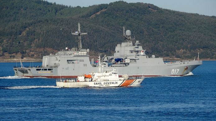 Navire russe dans le détroit des Dardanelles (9 février)