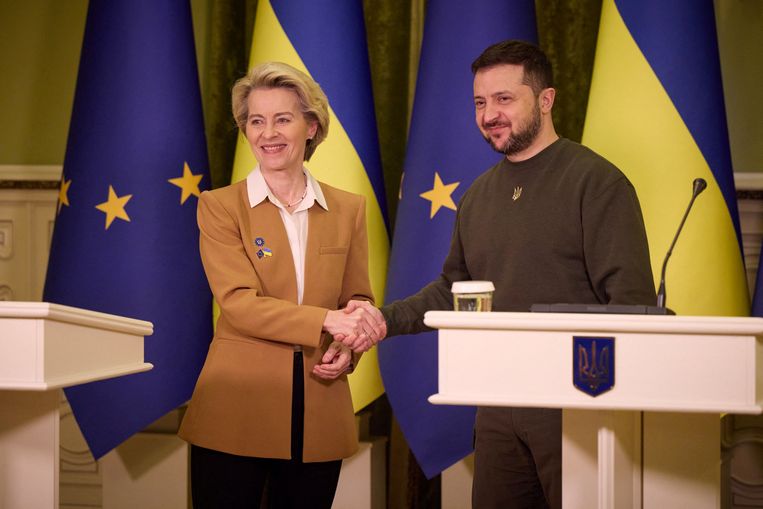 Ursula von der Leyen, voorzitter van de Europese Commissie en Volodymyr Zelensky, de president van Oekraïne. Beeld via REUTERS