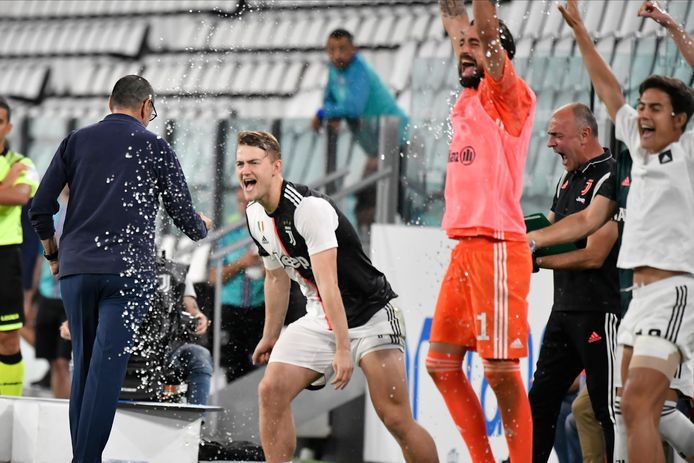Matthijs de Ligt is na het laatste fluitsignaal dol van vreugde.
