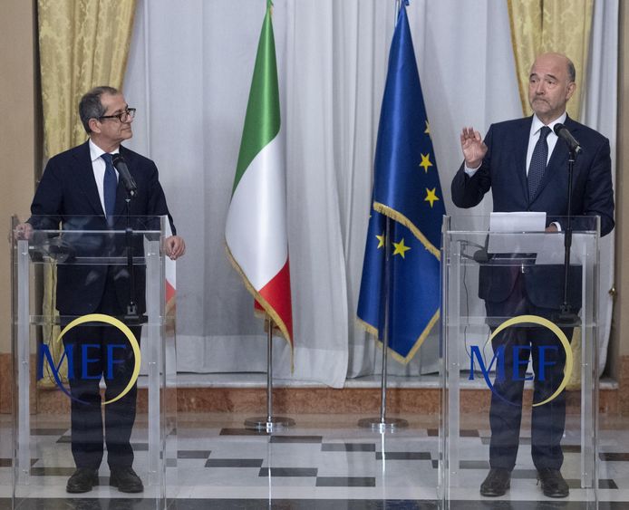 De aanpassing van de kredietwaardigheid komt er nadat de Europese Commissie van Italië "verduidelijkingen" heeft geëist over de begroting voor 2019. Links de Italiaanse minister van Economische Zaken en Financiën Giovanni Tria en rechts EU-commissaris voor Economie en Geldzaken Pierre Moscovici.