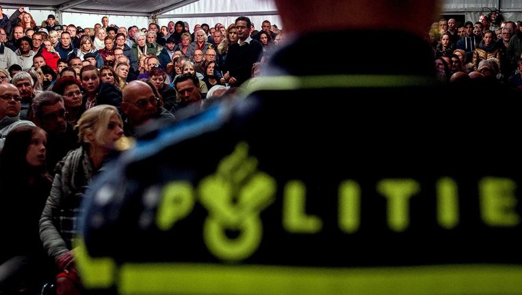De politie heeft donderdagavond meerdere keren moeten ingrijpen tijdens een informatiebijeenkomst over de komst van een asielzoekerscentrum in Rotterdam-Beverwaard. Beeld anp