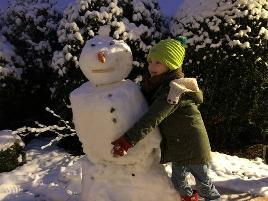 Floris (4) uit Bredene maakte nog snel een sneeuwman voor hij naar school vertrok deze morgen.