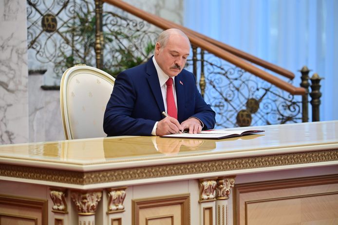 De Wit-Russische president Aleksandr Loekasjenko op zijn geheime eedaflegging.