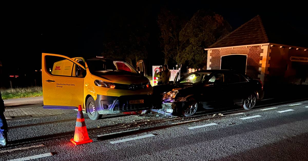 Forse botsing tussen bestelbus en auto op kruising bij Diepenveen.