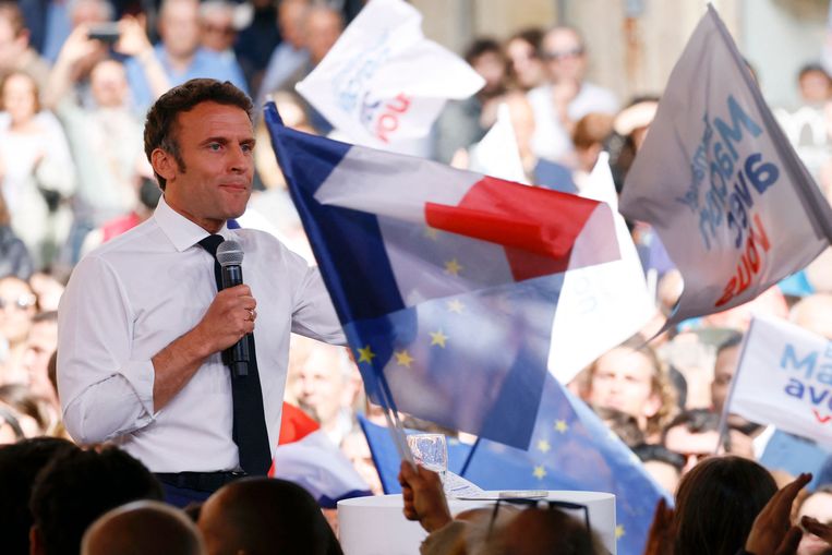 De Franse president Emmanuel Macron op een bijeenkomst tijdens zijn laatste campagnedag in Figeac in het zuiden van Frankrijk. Beeld AFP