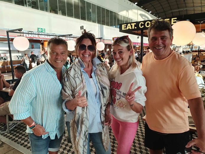 Wendy en Franske, met Filip D'haeze en vriendin Aurélie op de luchthaven van Alicante.