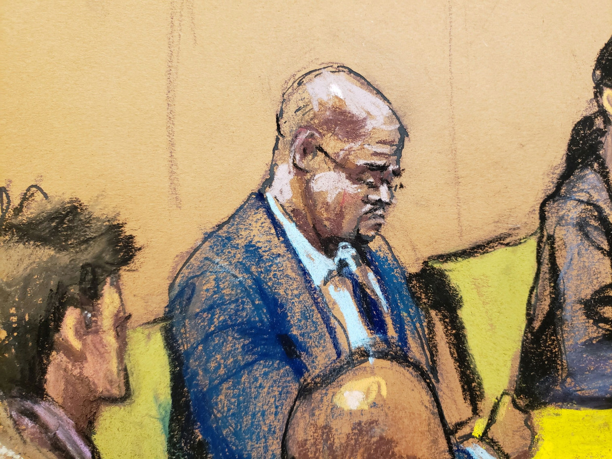R. Kelly op een rechtbanktekening toen de selectie van de jury voor zijn rechtszaak plaatsvond.  Beeld Reuters