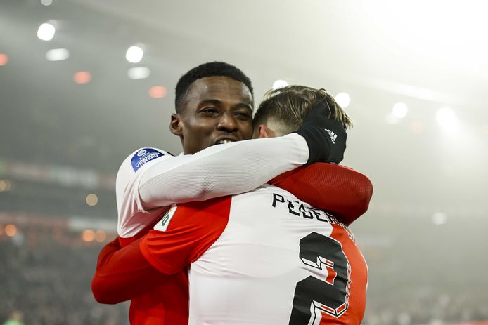 Javairô Dilrosun viert de 1-0 met Marcus Pedersen.