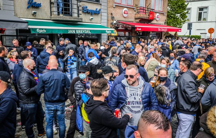 supporters wachten op de spelersbus van Club Brugge op de Platse van St Andries