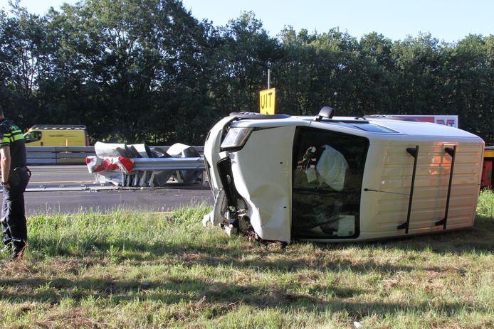 Een bestelbus is op de zijkant beland bij Holten. De bestuurder is met onbekend letsel naar het ziekenhuis gebracht.