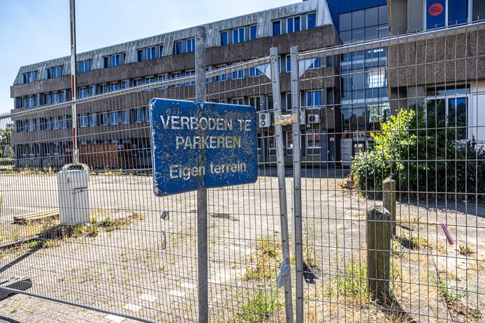 Het oud-kantorencomplex aan de Zwolse Schuttevaerkade verdwijnt voor nieuwbouw.