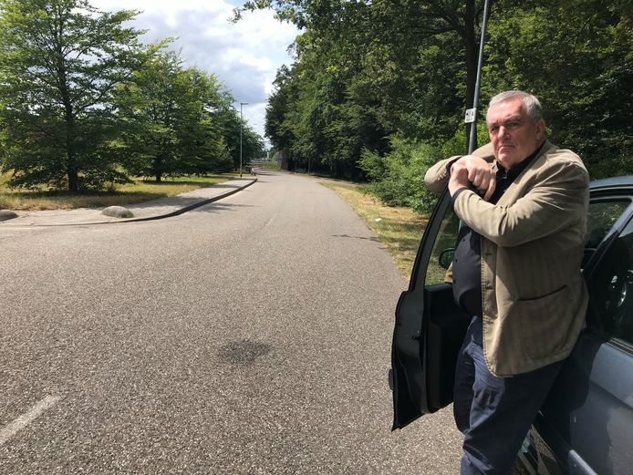 Oud-misdaadverslaggever Joop Hoek (73) op de plek bij het Liesbos in Breda waar Sjef Delahaije in 1987 werd vermoord. De omgeving is veranderd door de aanleg van snelwag A58. De parkeerplaats waar de moord plaatshad, bestaat niet meer.