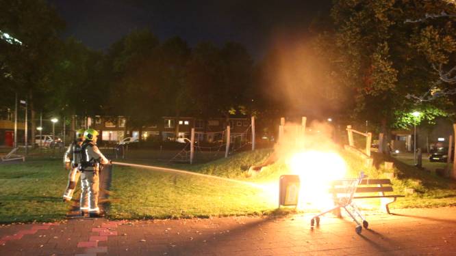 Groep jongeren bekogelt brandweer in actie met eieren en vuurwerk op Frederik van Eedenlaan