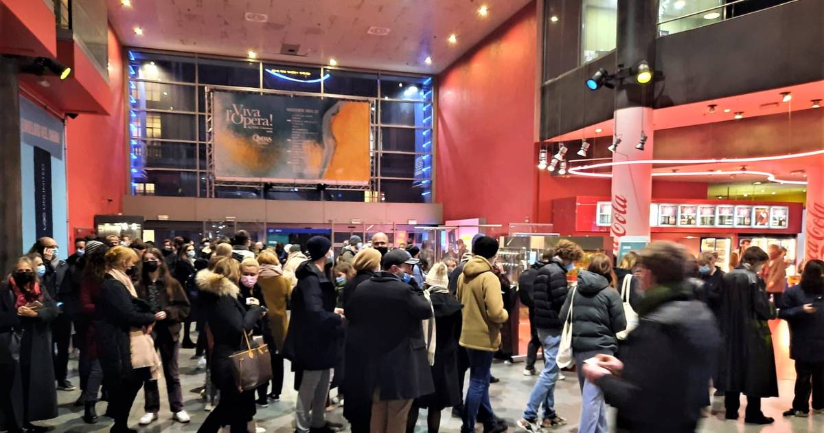 VIDEO. Ongeziene drukte bij UGC Antwerpen op vooravond verplichte