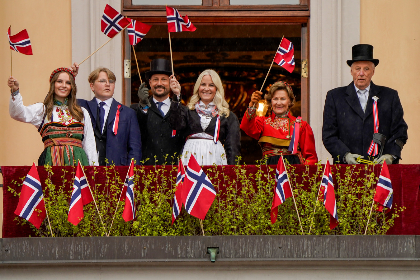 In Noorwegen Grapt De Koning Met Mensen Ons Koningshuis Doet Volks 