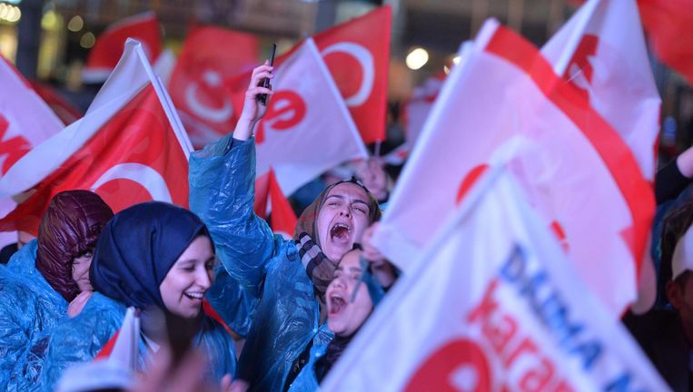 Aanhangers van Erdogan vieren de door de Turkse leider geclaimde overwinning. Beeld Getty Images