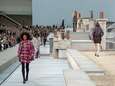 Vrouw wandelt doodleuk de catwalk van Chanel mee op, Gigi Hadid leidt haar eraf 