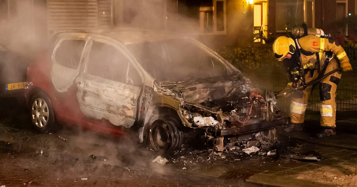 Alwéér autobrand in gemeente Oss, Peugeot compleet uitgebrand in Berghem.