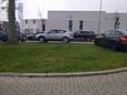 De verkeerssituatie voor en na school: (groot)ouders parkeren zich op de groenzones, voetpad en de uitwuifzone
