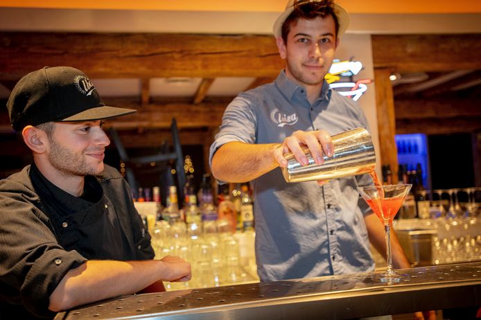 De Griek Chris Lolas en Bulgaar Kaloyan Videlov aan het werk bij horecazaak Ibiza. In Amsterdam is de voertaal in de horeca veelal Engels, krijgen we dat straks ook in Tilburg? ,,Zo'n vaart zal het niet lopen.”