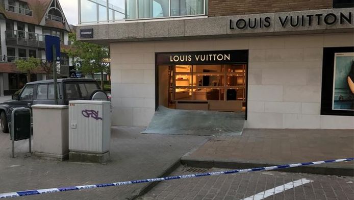 De daders gebruikten een jeep om zo in de Louis Vuitton-winkel binnen te breken.