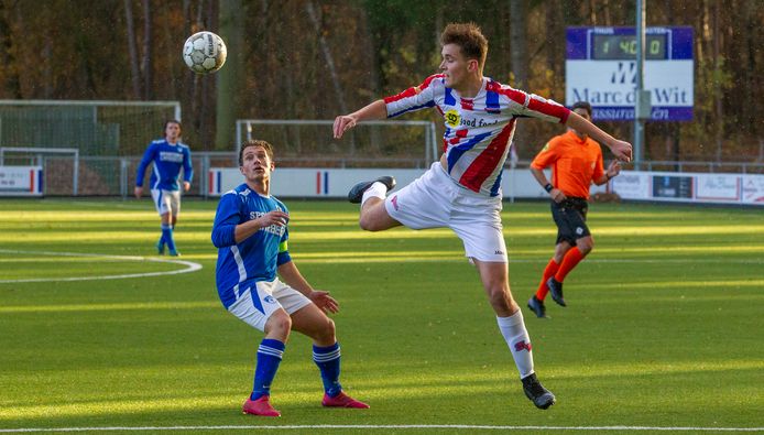Bram Prinsen (rechts) van Stiphout Vooruit vorig seizoen in duel met Bruheze-speler Robin Kemper.