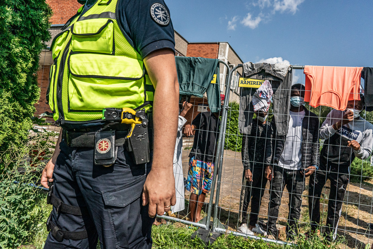 Ongeveer 150 migranten worden vastgehouden in een voormalige school in het kleine dorpje Verebiejaj. Beeld Joris van Gennip