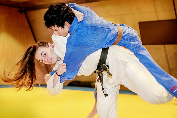 Ellen Salens, hier sparrend met Ray Marinx, werkt vrijdag in Portugal haar eerste internationaal toernooi van 2022 af.