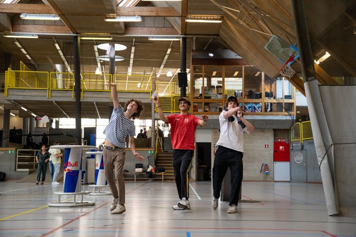 Studenten Marketing Jochen  Jan en Victor deden alvast een poging op kampioenschap papieren vliegtuigjes gooien op stadscampus van de Universiteit Antwerpen.