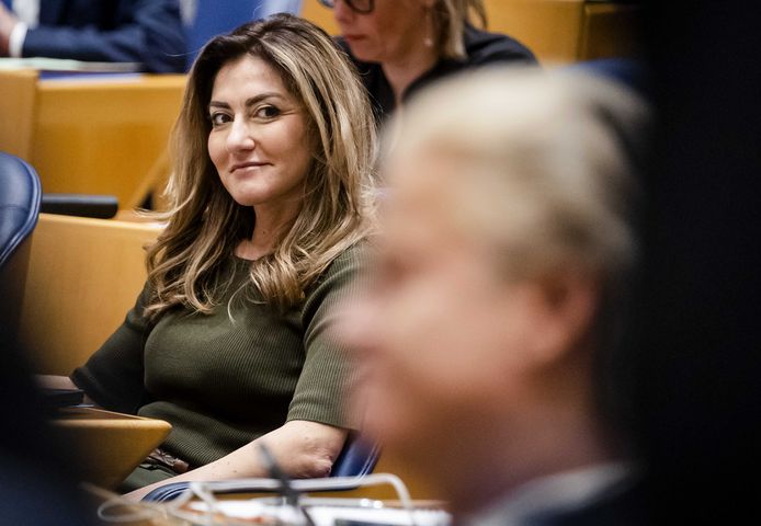 2024-02-14 12:06:39 DEN HAAG - Dilan Yesilgoz (VVD) en Geert Wilders (PVV) tijdens het debat over het eindrapport van klokkenluider Ronald Plasterk.  In het rapport legt Plasterk uit hoe volgens hem de kabinetsformatie moet verlopen.  ANP SEM VAN DER WAL