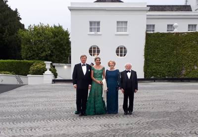 Máxima ‘recyclet’ smaragdgroene japon voor staatsbanket Ierland