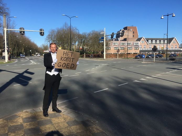 Christiaan Jelsma steekt passanten in Apeldoorn een hart onder de riem tijdens de coronacrisis. Het komt goed!
