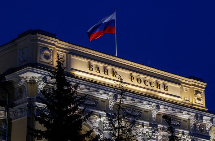 De Russische vlag wappert boven de centrale bank in Moskou.