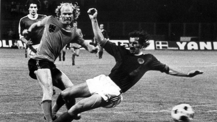 Voetbal, Europees Kampioenschap (EK) 1976, Strijd om 3e en 4e plaats. Joegoslavië-Nederland (uitslag 2-3, na verlenging). Ruud Geels (links) scoort het winnende doelpunt. Zagreb Joegoslavië 20 juni 1976. Beeld anp