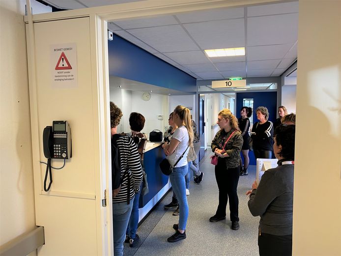 Medewerkers krijgen een toelichting over het werk op de corona-unit in de hoogbouw van Liduina in Boxtel. De afdeling gaat vandaag open voor patiënten.