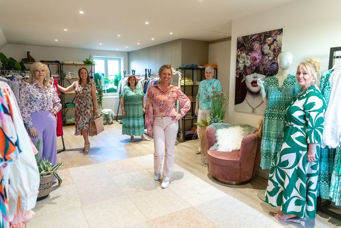 Nancy tussen de klanten. "Zij lopen in en uit als kind aan huis. En zondag lopen ze ook de modeshow", zegt ze.