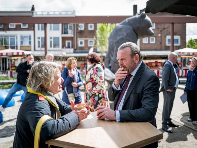 Nationale Ombudsman Reinier van Zutphen is er voor de serieuze problemen, maar hij neemt evengoed de tijd voor een selfie