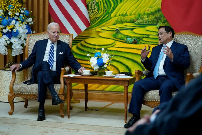 Joe Biden (links) en de Vietnamese premier Pham Minh Chinh (rechts) in Hanoi, Vietnam.