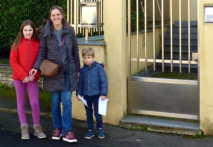 Jacqueline van Gool met haar twee kinderen.