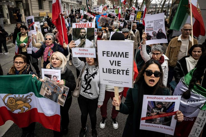 Ook in andere landen, zoals hier in Frankrijk, kwamen mensen op straat om het beleid in Iran aan te klagen.