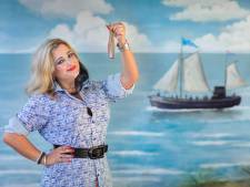 Haringkoningin Anneke Ouwehand wil meer jongeren haring laten happen: ‘Gezonder dan een vegaburger’

